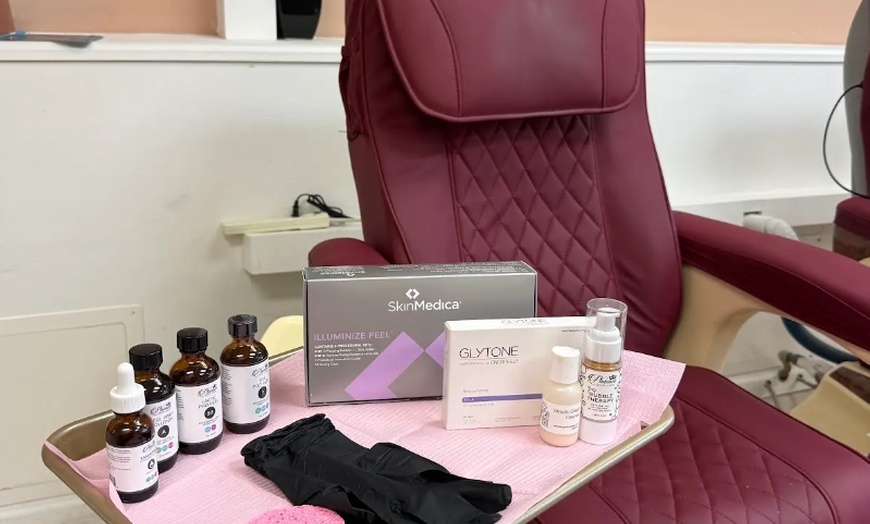 Image 3: 60-Min Facial & Platinum Skincare Chemical Peel for Skin Rejuvenation