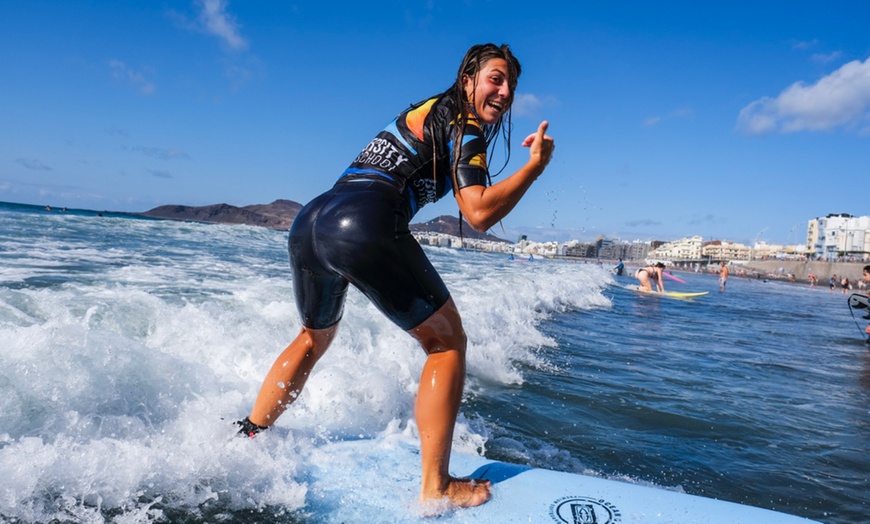 Image 1: Curso de iniciación al surf de 2 h para 1 o 2 en grupos reducidos 