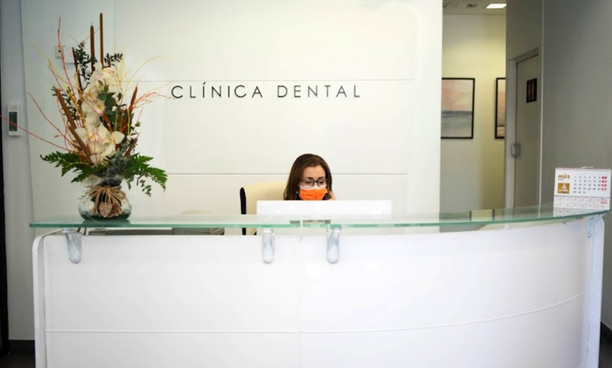 Image 3: Blanqueamiento dental led con limpieza y fluorización, 1 o 2 sesiones