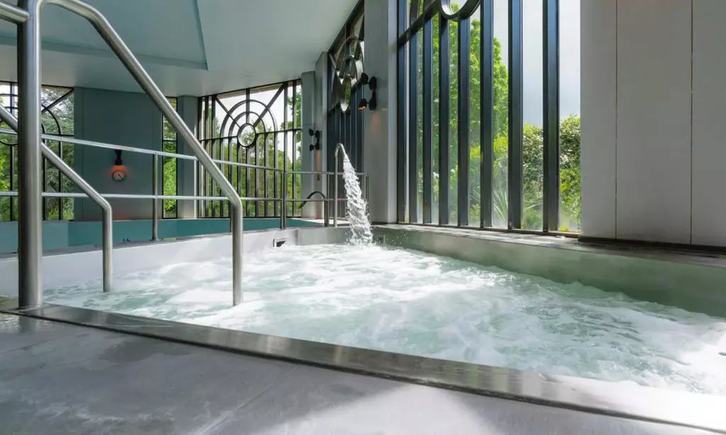 Buckinghamshire: King Room with Breakfast, Dinner & Late Check-Out