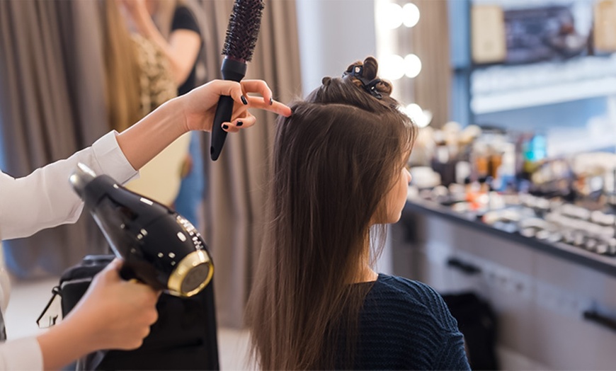 Image 1: Damen-Haarschnitt opt. inkl. Ansatzfarbe für 1 Person