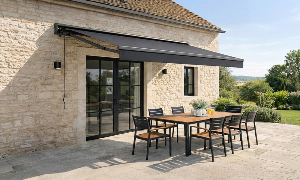 Store banne motorisé "Valfenera" de Kocoon aluminium avec toile grise