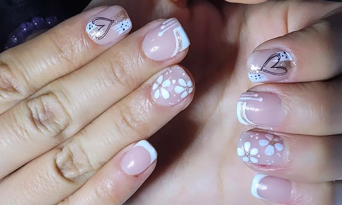 Manicura y/o pedicura normal o semipermanente y primera puesta de uñas