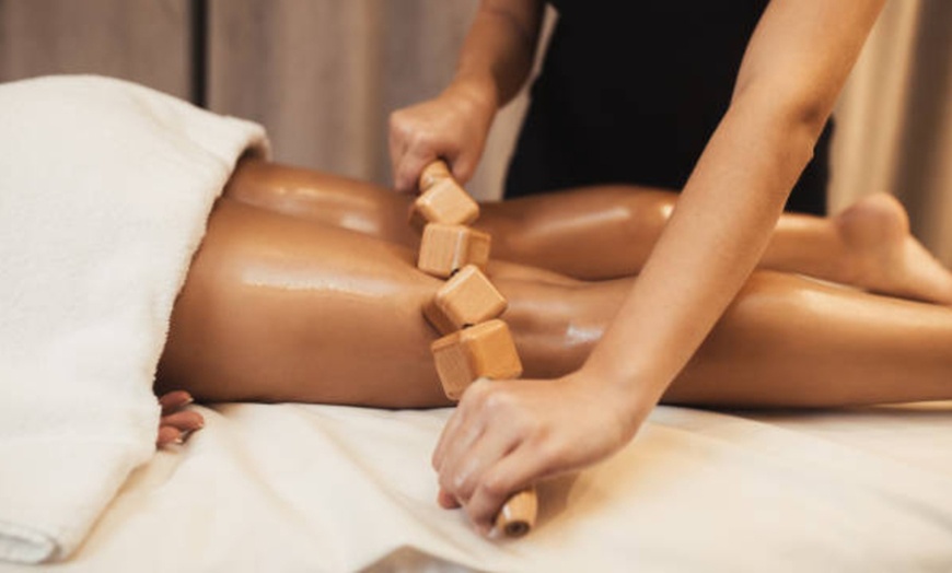 Image 8: Maderoterapia facial o corporal y combo reductor en 2 o 5 sesiones