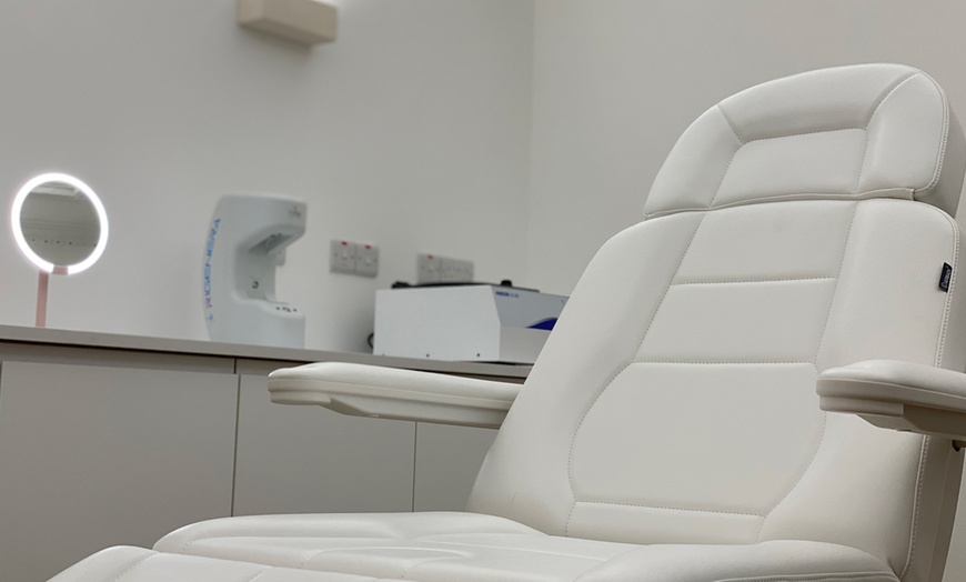 Image 3: Glow w/ choice of 30-Min LED, Hydro Facial or Hollywood Carbon Laser