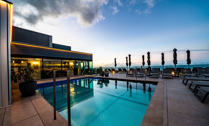 Image 1: DayPass con hamacas, sombrilla, cóctel y opción a almuerzo o Spa