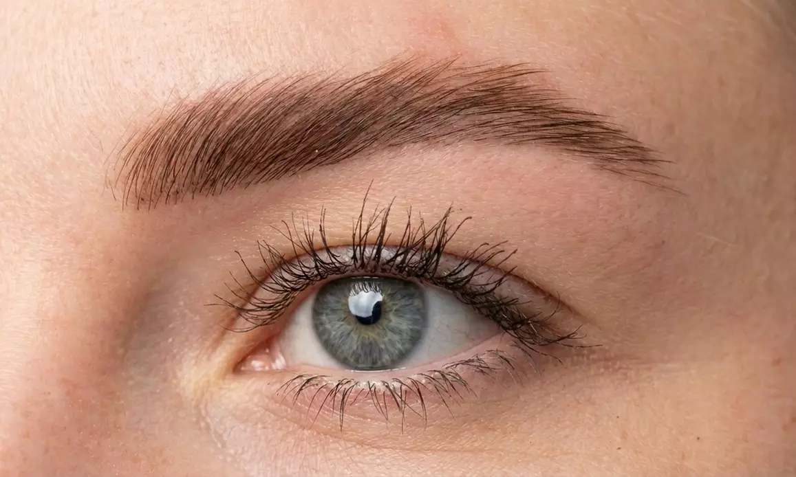 Augenbrauen- und/oder Wimpern-Lifting inkl. Färben und Pflege