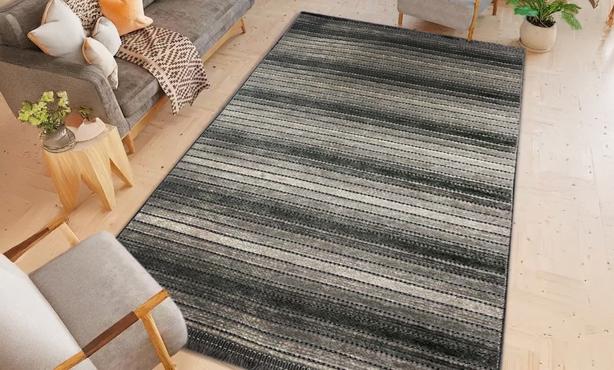 Image 16: Gestreifter Teppich