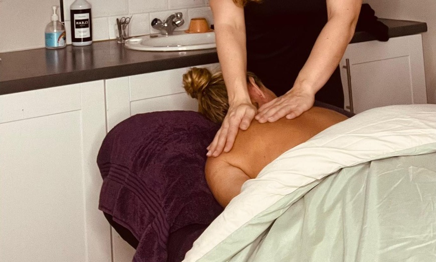 Image 2: Refresh Your Body with 30-Min or 60-Min Relaxing Sports Massages