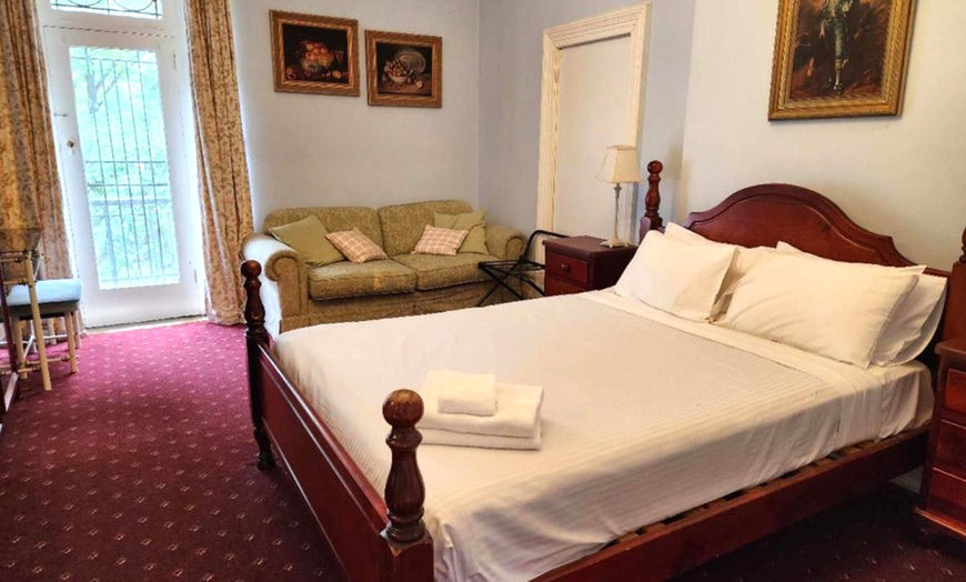 Image 2: Melbourne Getaway: Single Standard/Deluxe Queen/Family Room