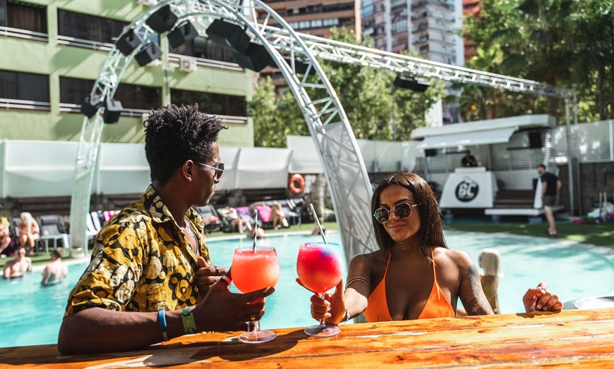 Image 7: Acceso a resort con fiesta, DJ, gogós, pool party y consumiciones