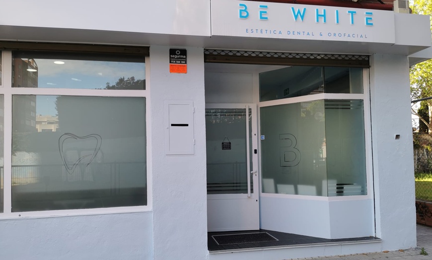 Image 1: Limpieza bucal o blanqueamiento LED con revisión, pulido y radiografía