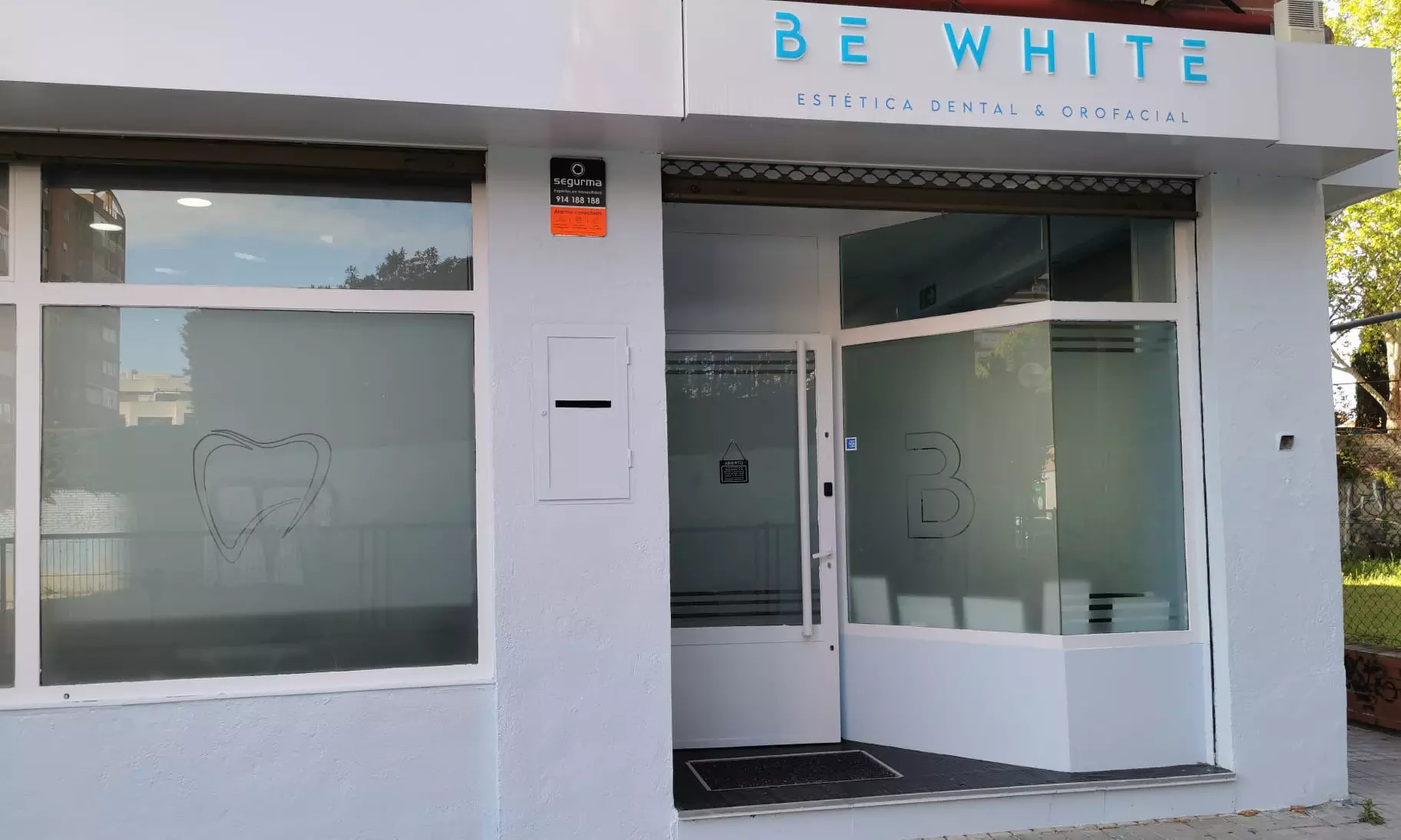 Limpieza bucal o blanqueamiento LED con revisión, pulido y radiografía