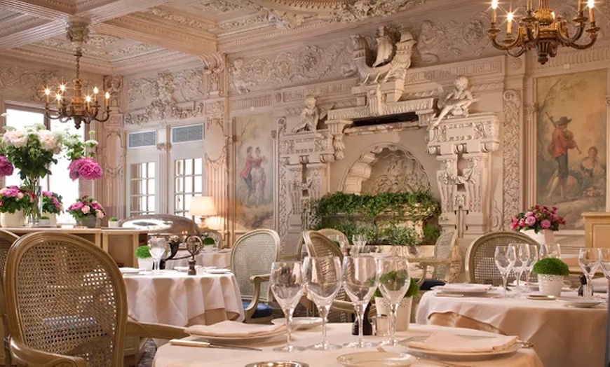 Image 2: Dégustez une cuisine raffinée au restaurant Le Victoria