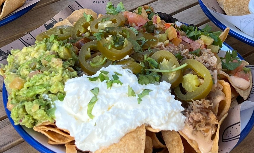 Image 5: Menú de burritos con nachos, burritos y bebidas para 2 o 4 personas 