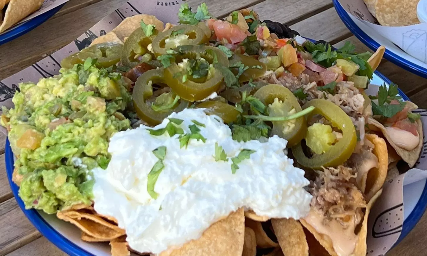 Menú de burritos con nachos, burritos y bebidas para 2 o 4 personas