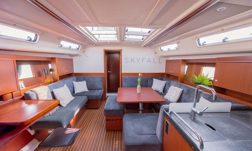 Image 12: Paseo de 2 horas en velero con bebida y picoteo para 1 o 2 personas