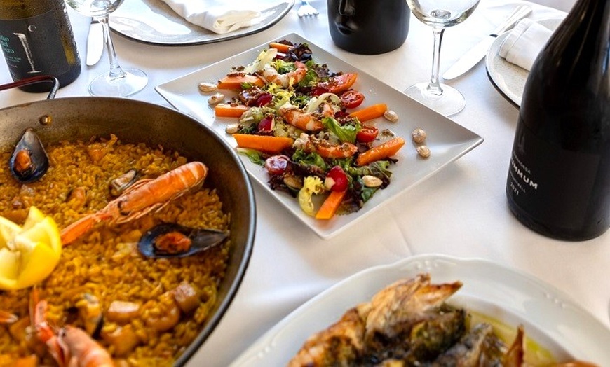 Image 5: Paella para 2 o 4 personas con entrante, postre y bebida