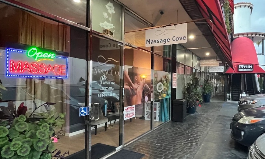 Image 2: Swedish / Deep Tissue Massage with Hot Stones, Eye Mask & Aromatherapy