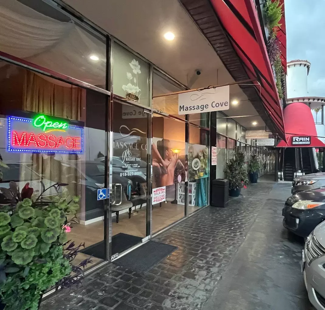 Swedish / Deep Tissue Massage with Hot Stones, Eye Mask & Aromatherapy