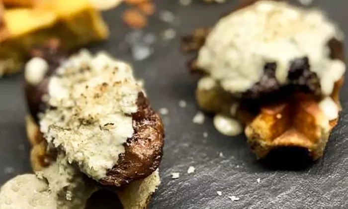 Menu de caldero con entrantes, principales, postres y bebidas