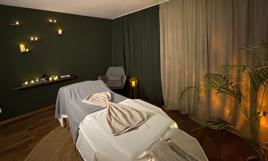 Image 2: Rücken-Massage inkl. Arme/Beine oder Ganzkörpermassage für 1 Person
