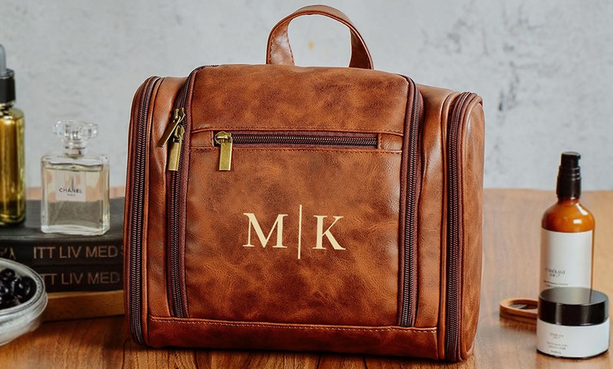 Image 4: Travel in style with personalized vegan-friendly leather toiletry bag