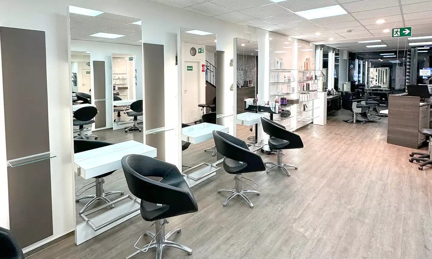 Damen-Haarschnitt mit Augenbrauenpflege oder Ansatzfarbe