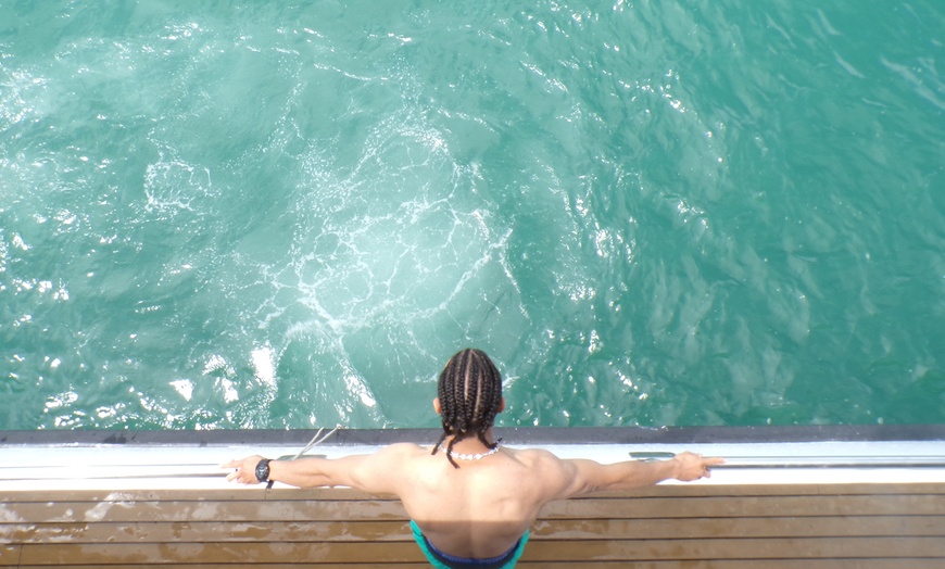 Image 7: Paseo en catamarán con baño en alta mar y bebida para niño o adulto