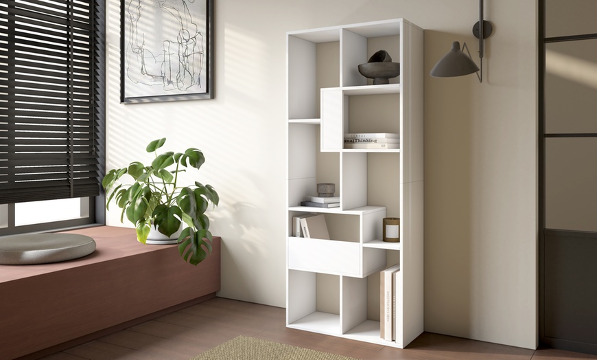 Image 5: Speels vormgegeven boekenkast