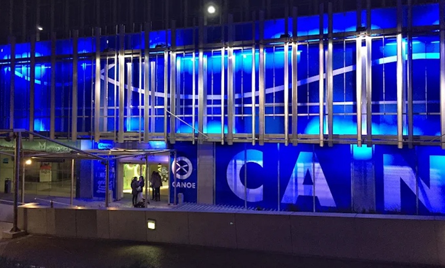 Image 16: Comilona y diversión: menú con copas, crédito de juego y parking