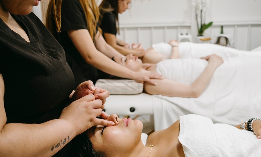 Image 2: Masaje con técnica a elegir o Beauty party para 3 o 4 personas 