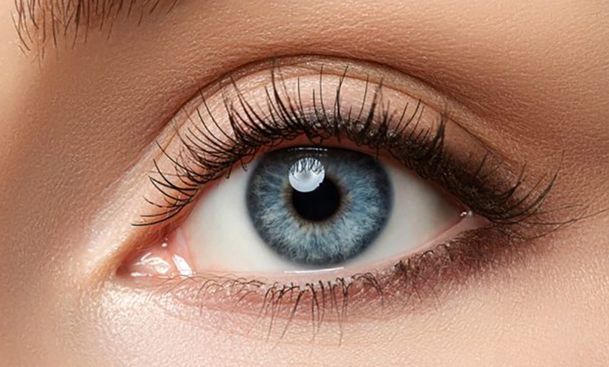 Image 1: Mirada definida y natural con micropigmentación de línea de pestañas