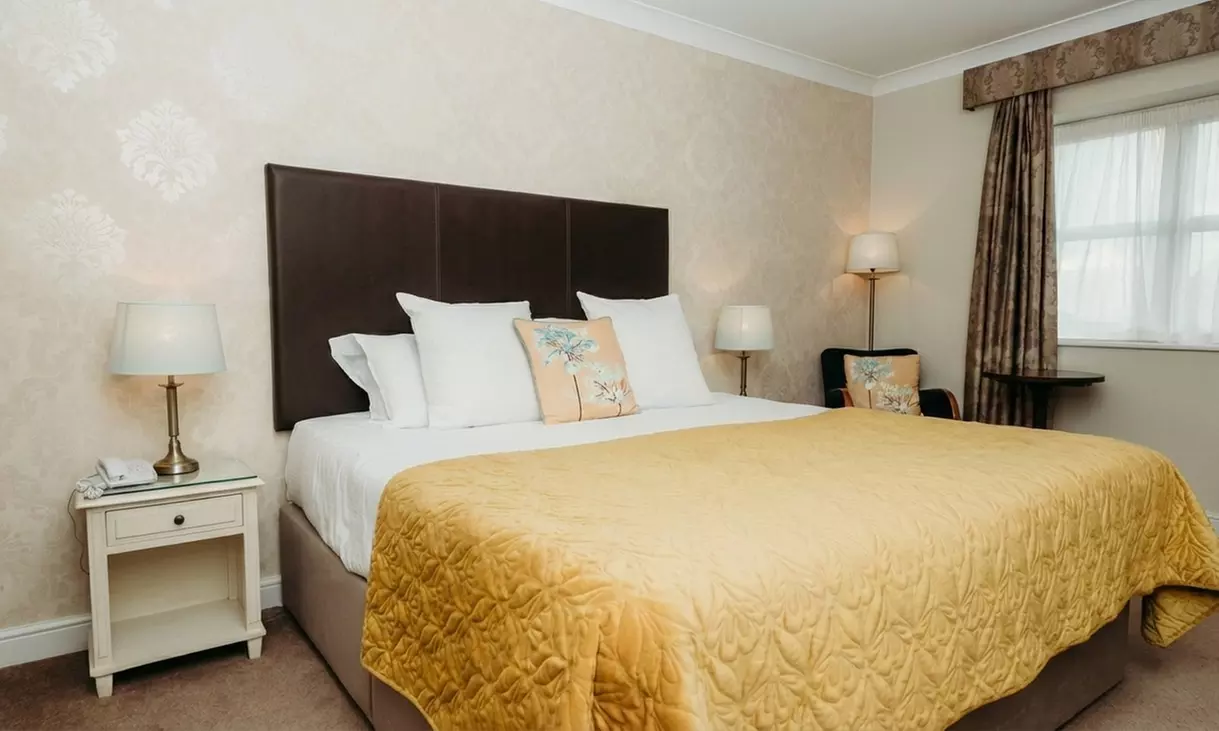 Greater Manchester: 2 Nights with Breakfast, Dinner and Bottle of Wine