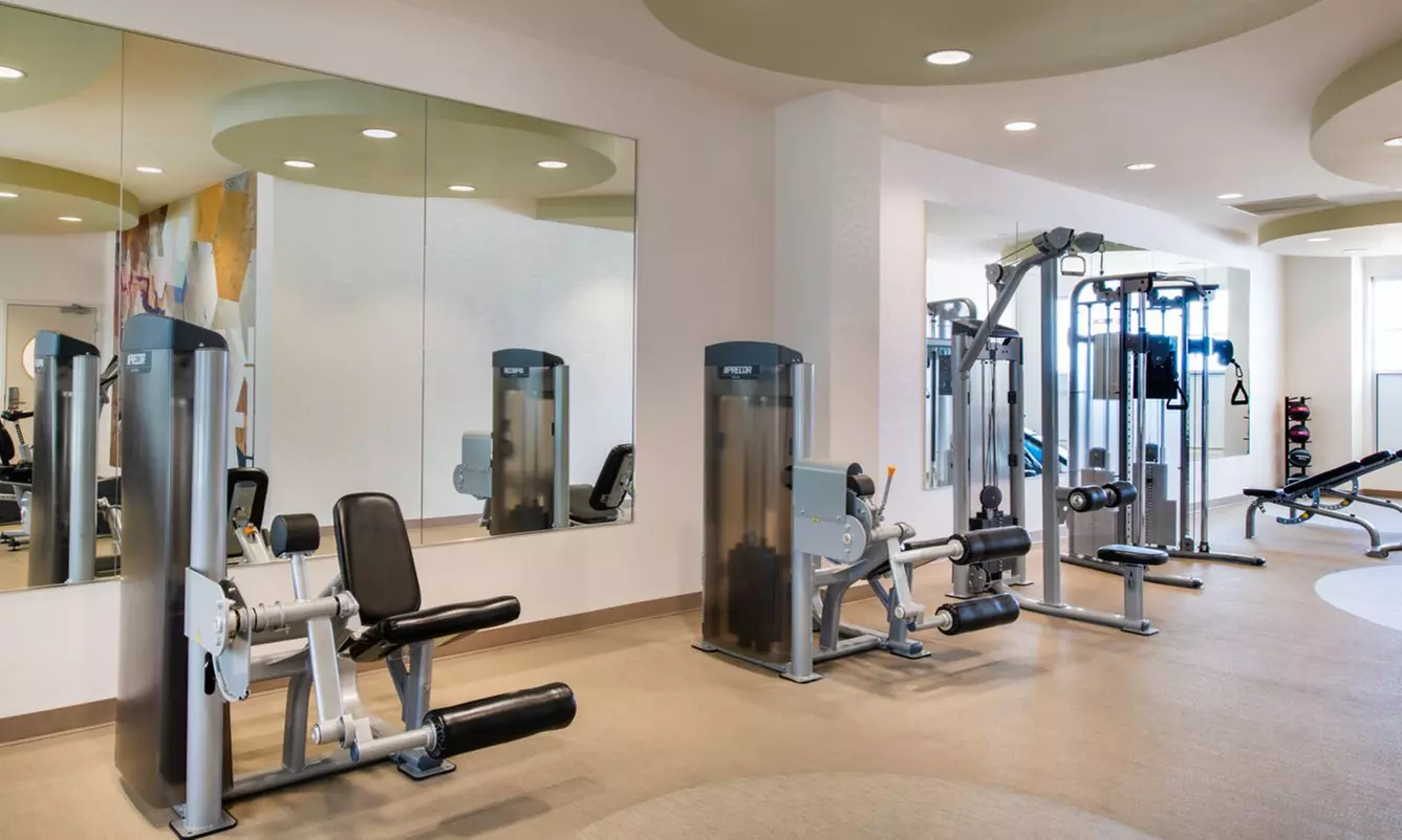 Hotel Stay w/ Rooftop Pool & Breakfast. Minutes From The Strip