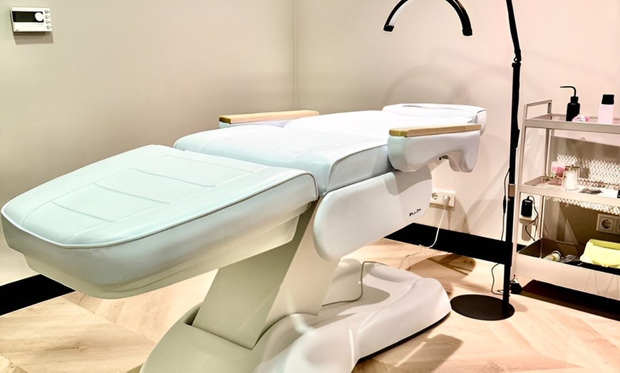 Image 2: Stralende teint met huidverzorgende carbon laser behandeling