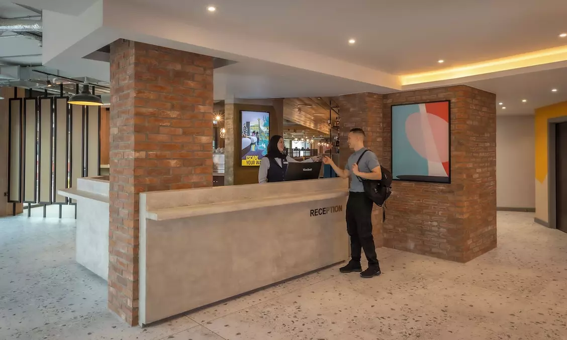 London: Stay for 2-4 in Deluxe Rooms with Breakfast