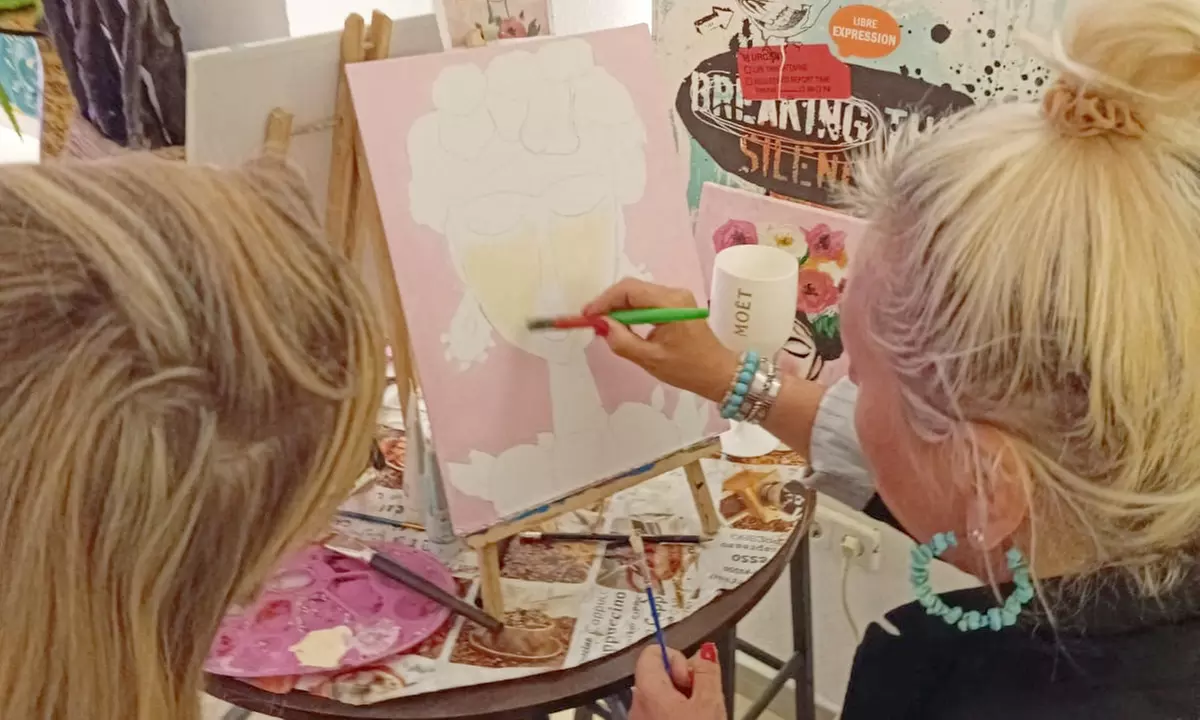 Taller de pintura con copa de vino o refresco para 1 a 6 personas