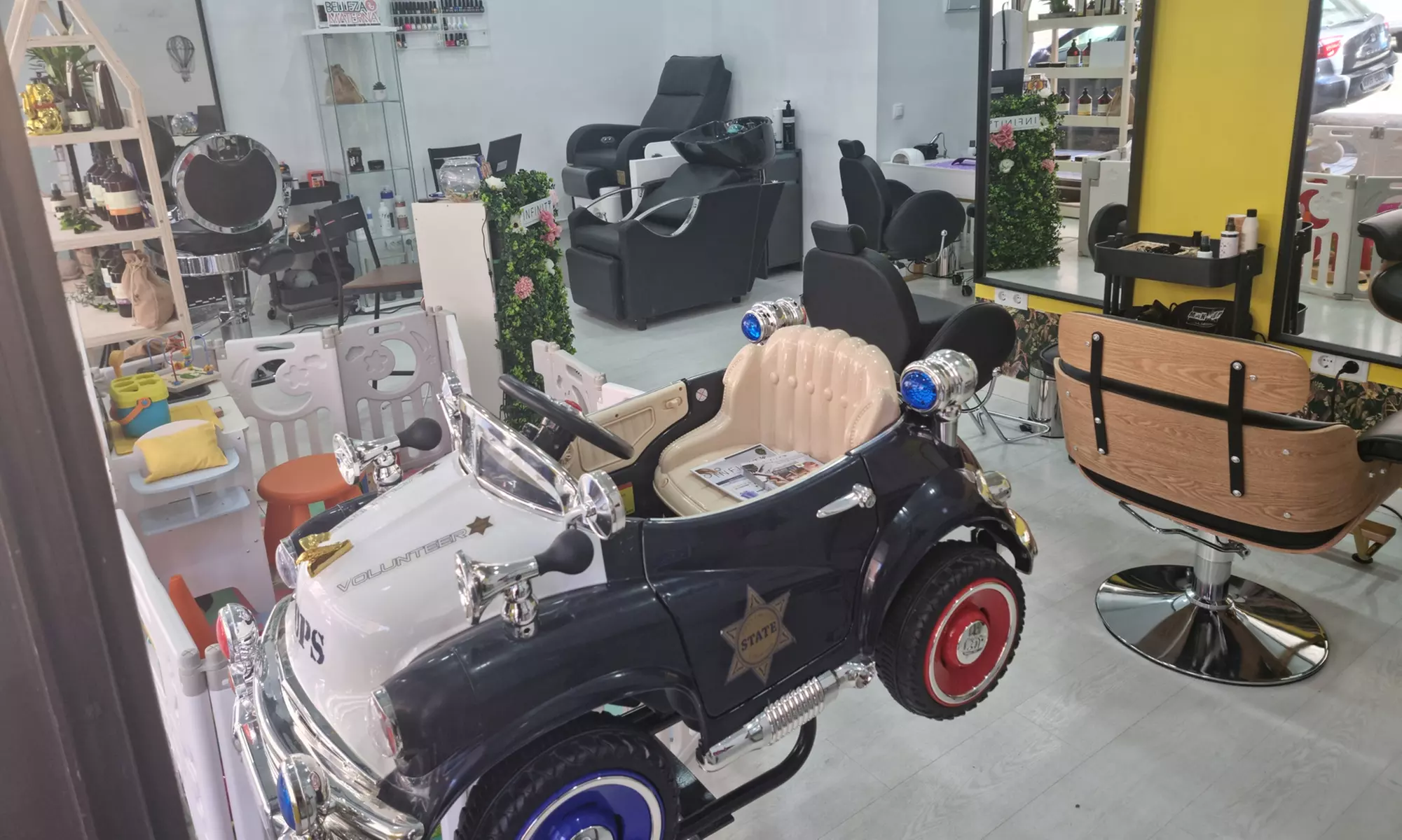 Corte, hidratación y opción a color en peluquería para toda la familia