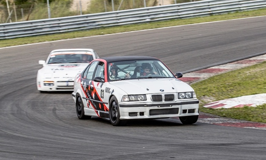 Image 2: Plein gaz sur le circuit : expérience de pilotage ou de "taxi"