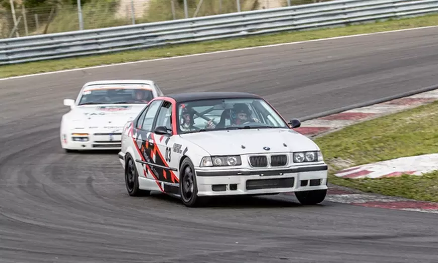 Image 2: Vaderdag vol snelheid: taxi- of race ervaring op circuit naar keuze