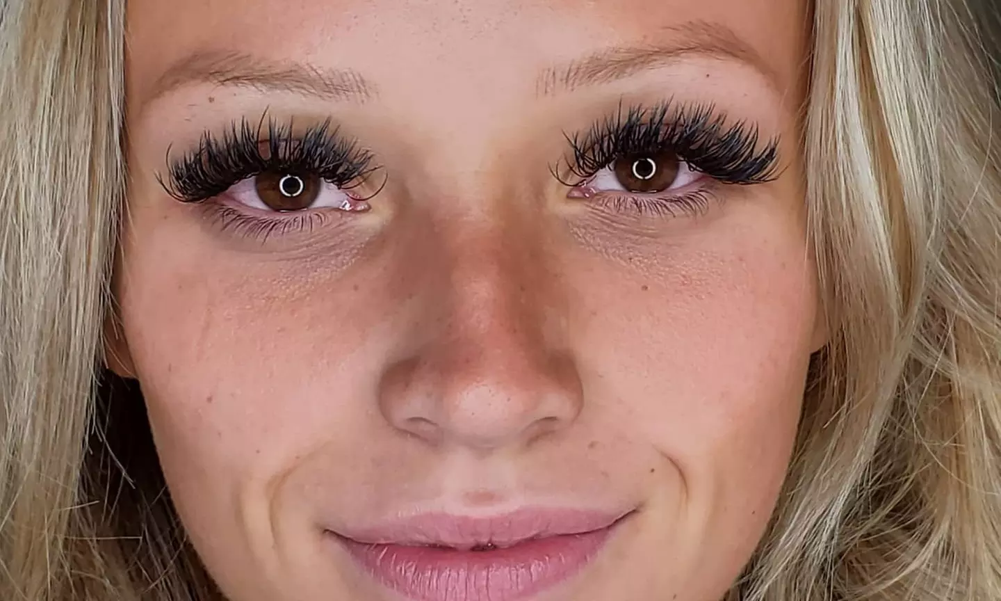 Achieve Glamorous Lashes with Eyelash Extensions