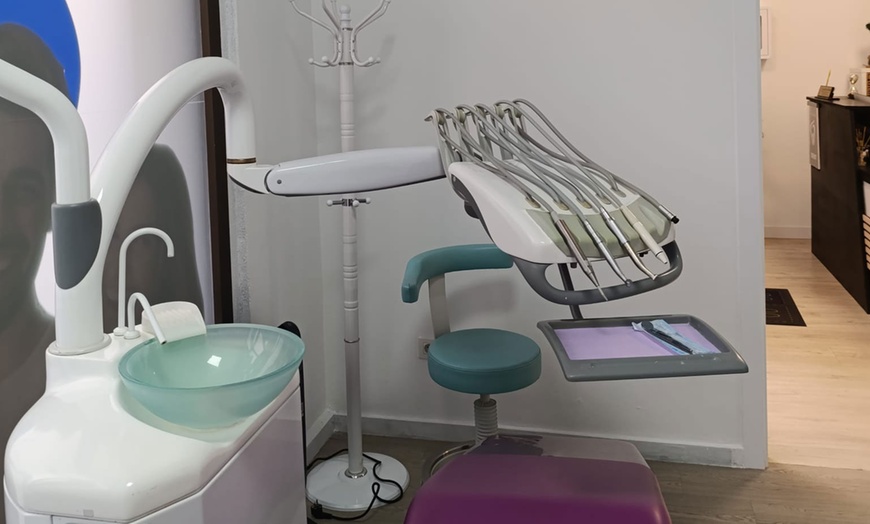 Image 3: Protege tu sonrisa con una férula de descarga semirrígida o Michigan