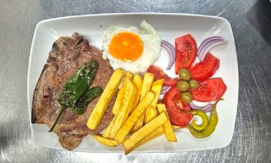 Image 5: Menú con entrante, principal, postre y botella de vino