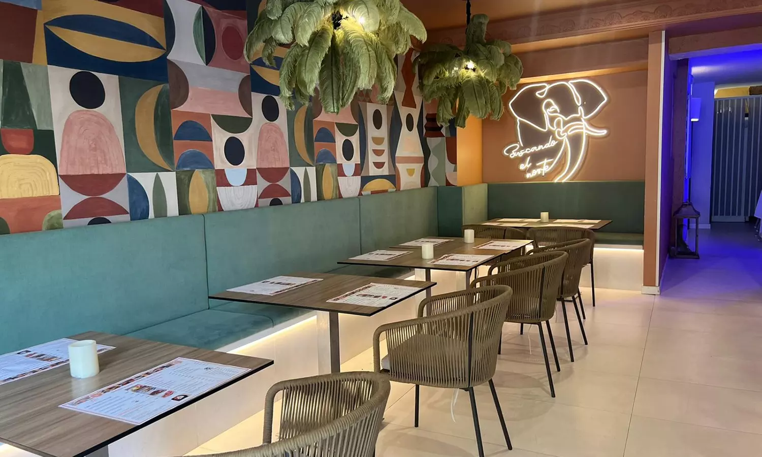 Cata de vinos y quesos en el centro histórico de Valencia