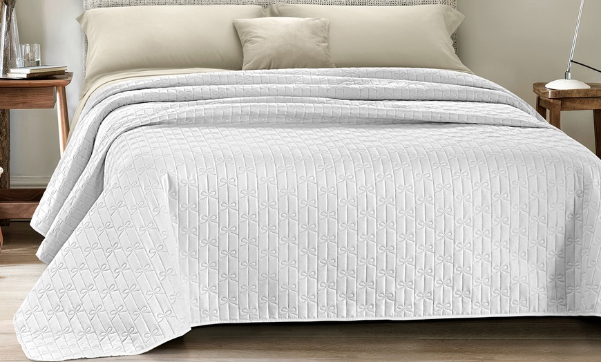 Image 7: Tagesdecke mit Schleifenverzierung