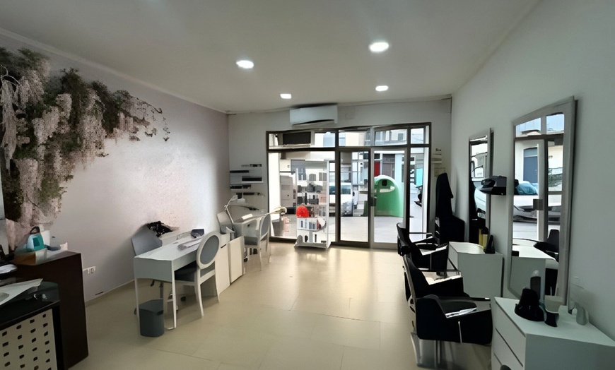 Image 2: Sesión de peluquería con lavado, corte y secado, tinte o mechas