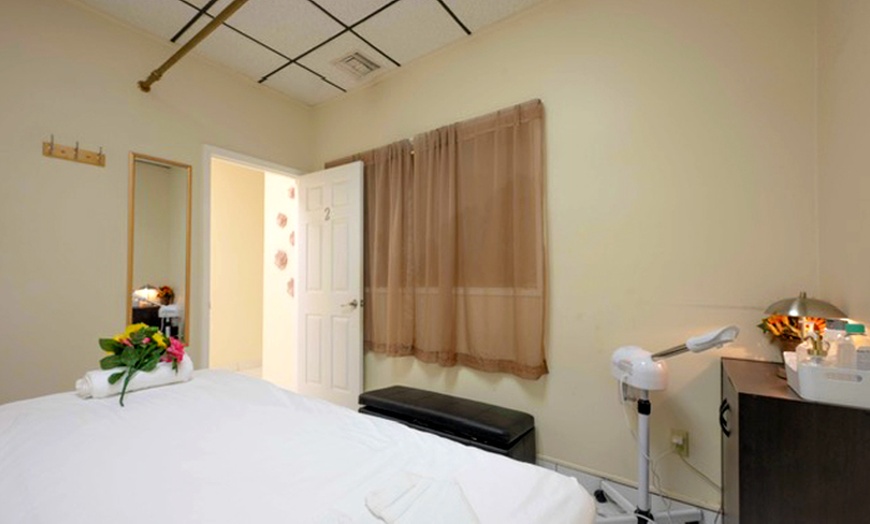 Image 2: 60-Min Deep Tissue or Swedish / 3 or 5-Pack 60-Min Massage of Choice