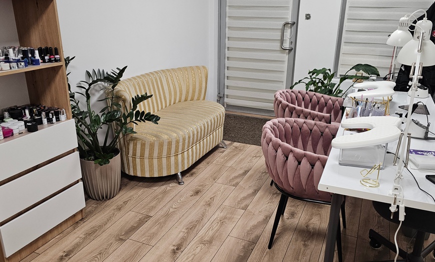 Image 2: Perfekcyjne dłonie i stopy: manicure i pedicure hybrydowy