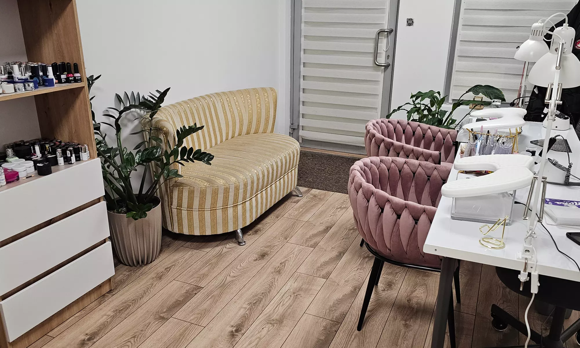 Perfekcyjne dłonie i stopy: manicure i pedicure hybrydowy